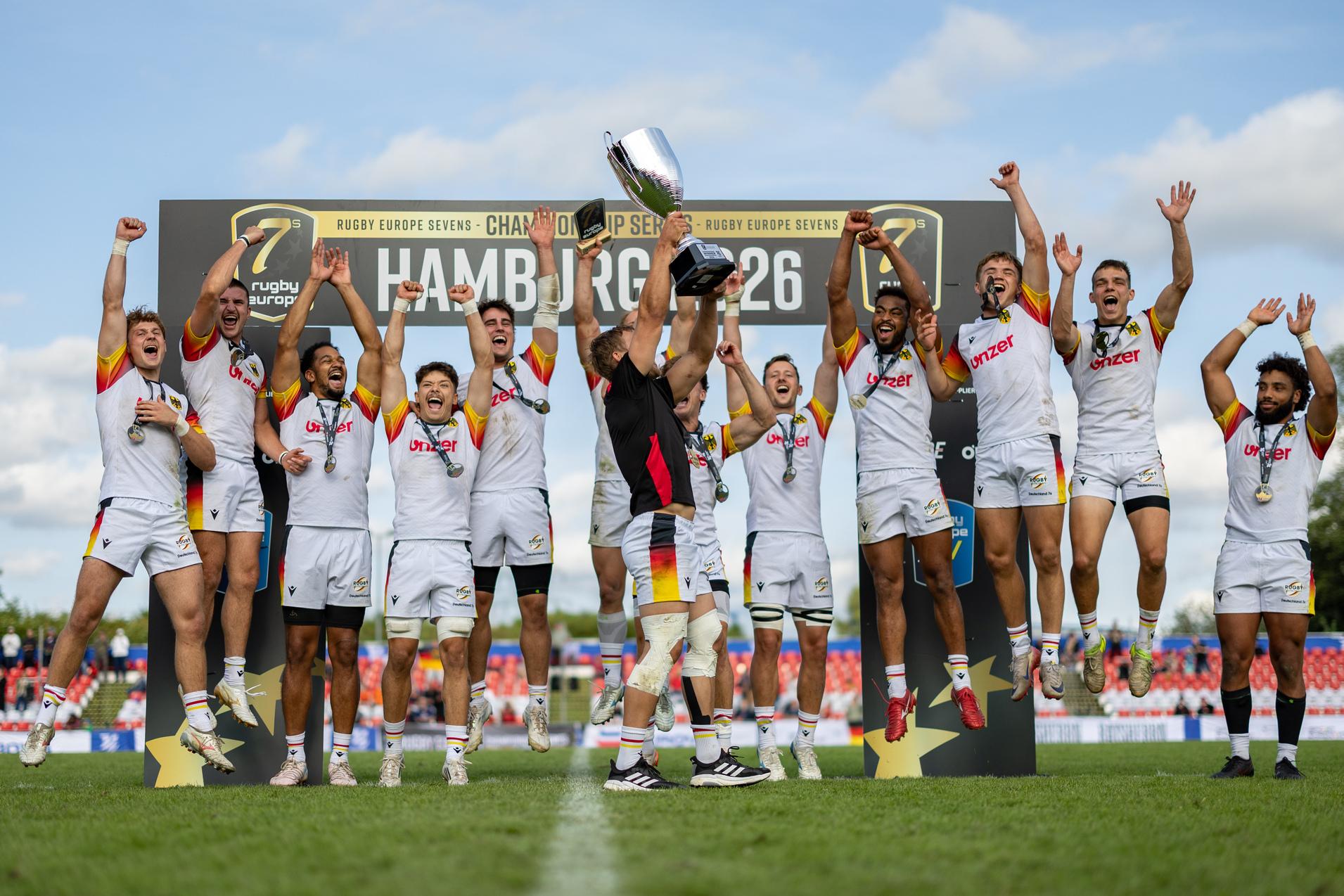 Jubelende und hochspringende deutsche 7er-Nationalspieler nach Gewinn der Hamburg 7s und Pokalübergabe