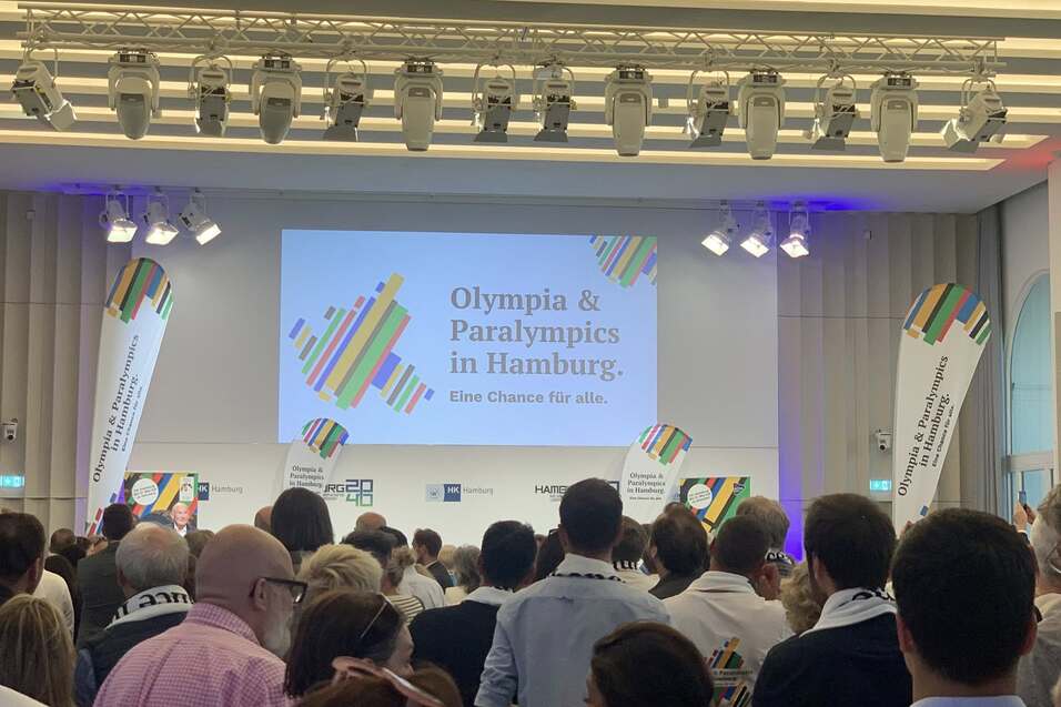Olympiaveranstaltung in der Handelskammer Hamburg mit B&uuml;hne und Publikum