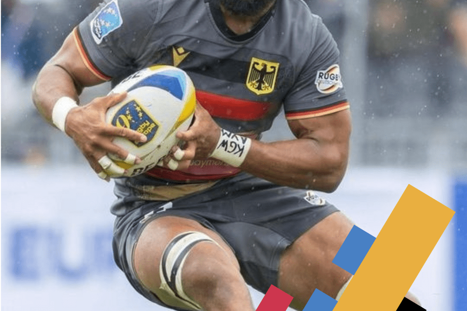 Hamburgs Olympiabotschafter Ben Ellermann vom FC St. Pauli in einer Spielszene mit einem Rugbyball in der Hand mit einem Kampagnenlog der Hansestadt im Vordergrund