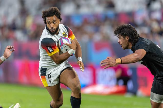 Ben Ellermann mit dem Rugbyball im Arm in einer Spielszene bei den Bordeaux 7s gegen Neuseeland Foto Jan Perlich
