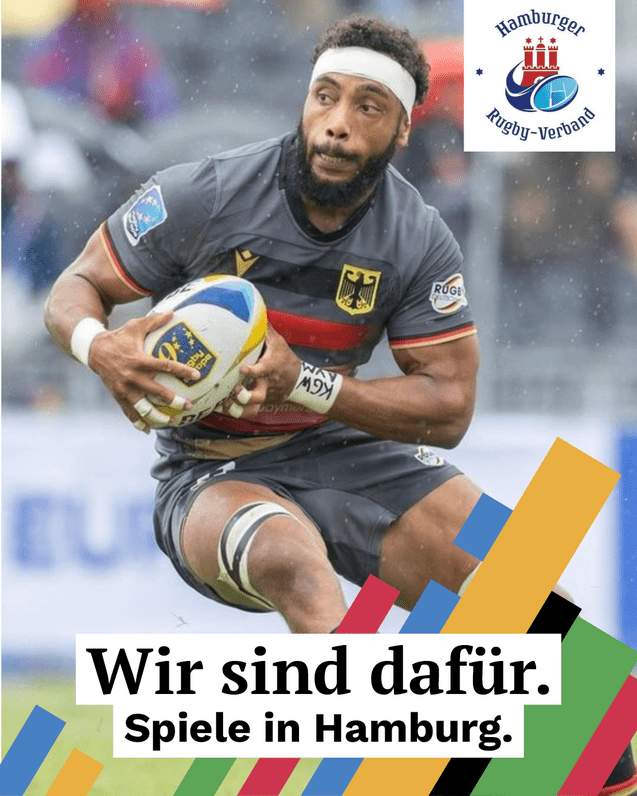 Hamburgs Olympiabotschafter Ben Ellermann vom FC St. Pauli in einer Spielszene mit einem Rugbyball in der Hand mit einem Kampagnenlog der Hansestadt im Vordergrund