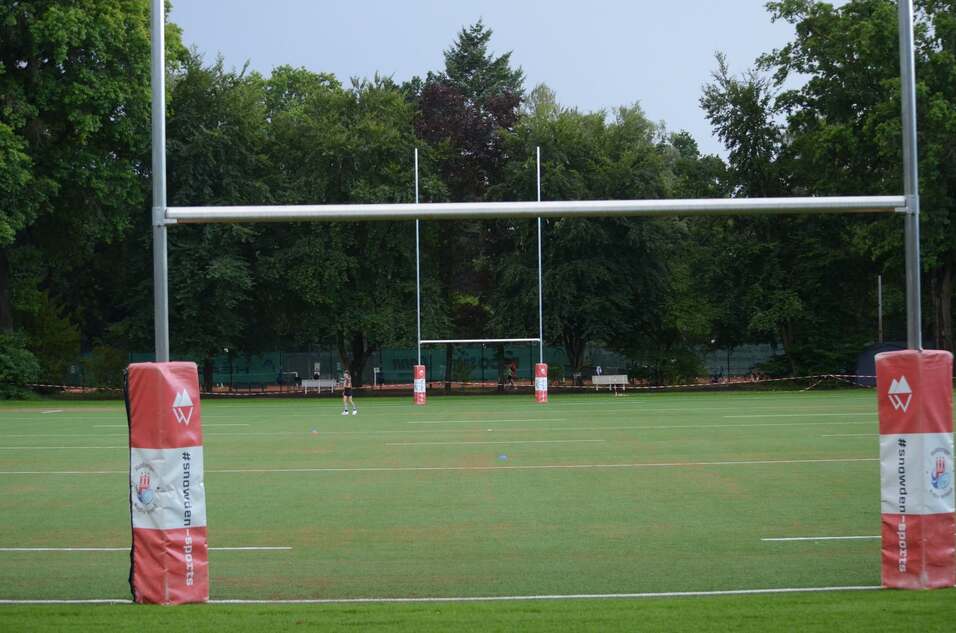 Blick auf beide Goalposts in der Rugby-Arena Stadtpark