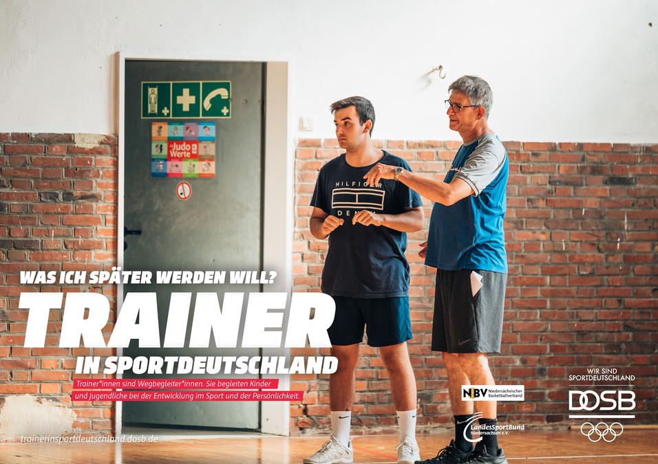 Zwei Trainer sprechen in einer Sporthalle; Schrift: „Was ich später werden will? Trainer in Sportdeutschland.“